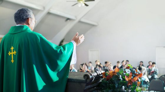 Czy biskupi i kapłani mogą przebaczać grzechy w imieniu Boga?